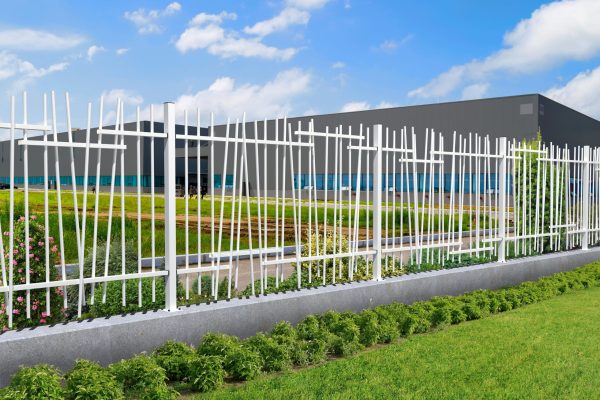 Cloture Micmac V2 - cloture oblique perspective gauche - Blanc (Fond 2 nature)(Batiment sombre)