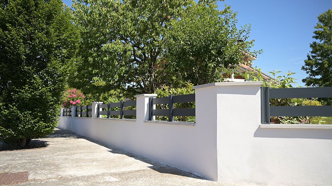 Clôture résidentielle ajourée en aluminium