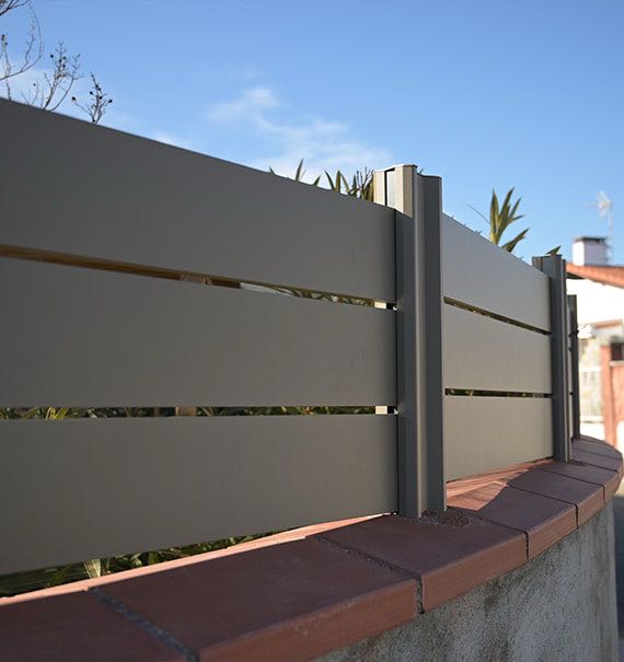 Clôture résidentielle ajourée en aluminium