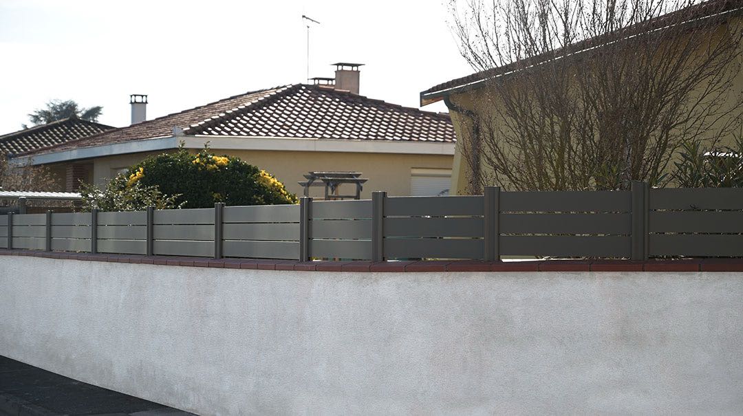 Clôture résidentielle ajourée en aluminium