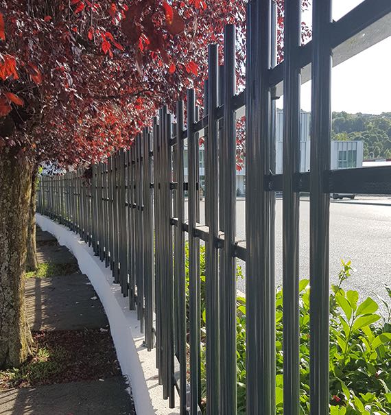 Clôture barreaudée moderne