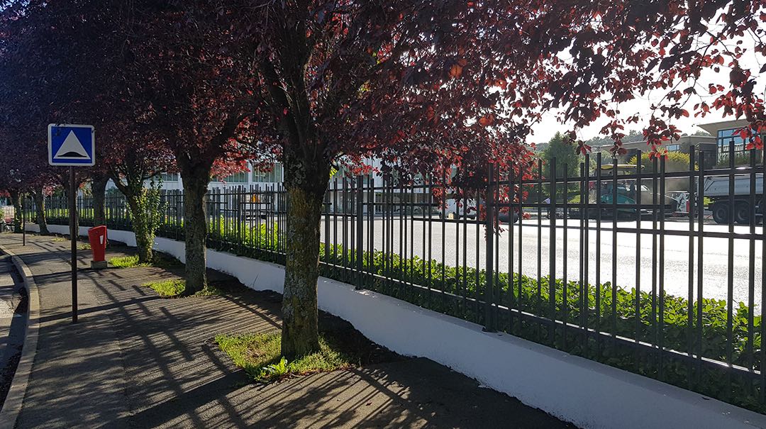 Clôture barreaudée moderne