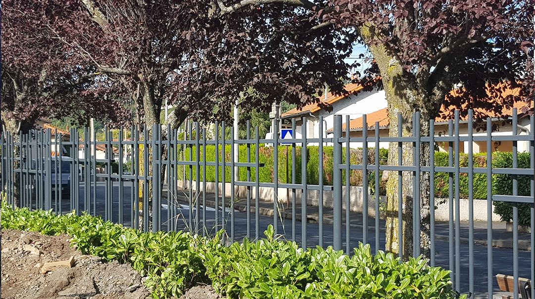 Clôture barreaudée moderne