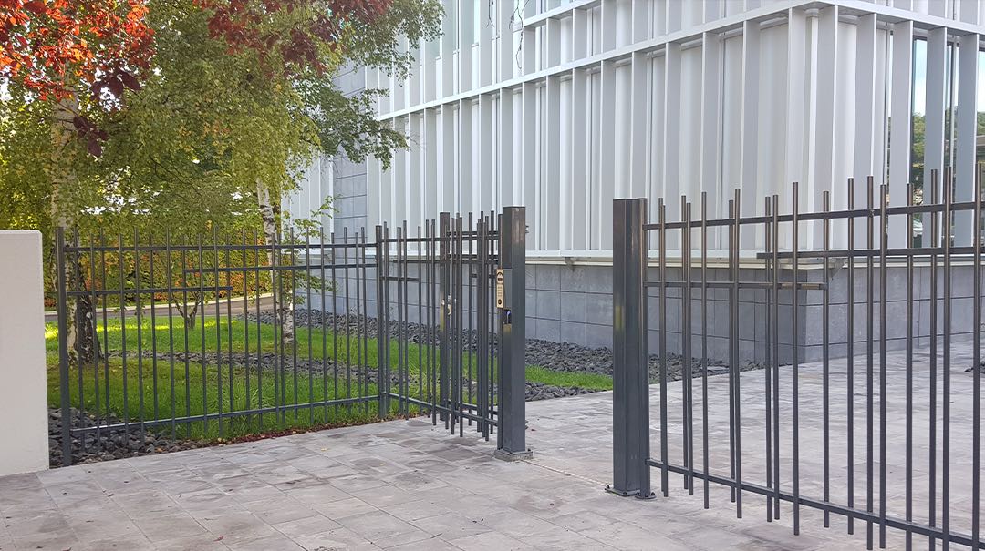 Clôture et portillon barreaudée moderne