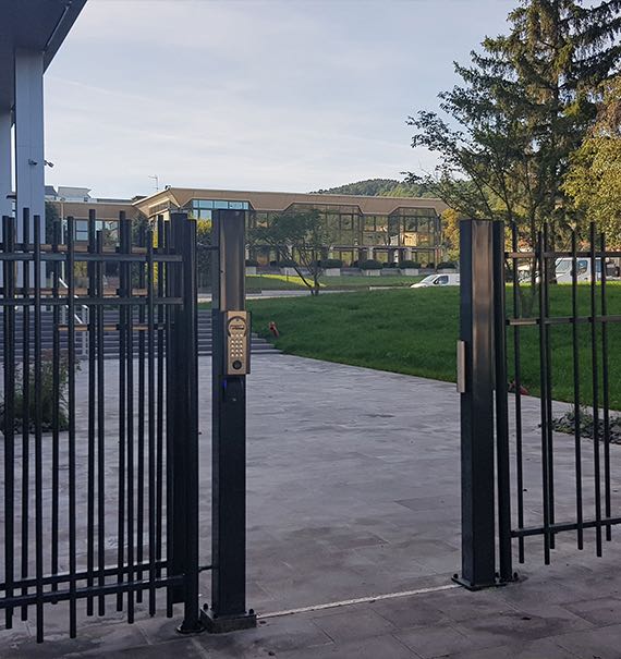 Clôture et portillon barreaudée moderne