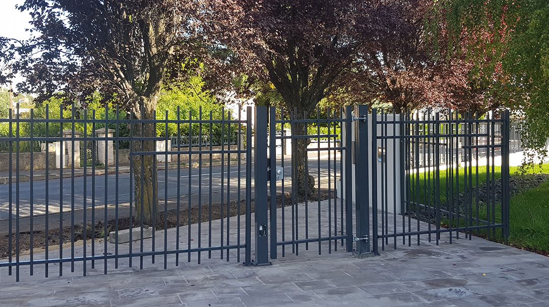 Clôture et portillon barreaudée moderne