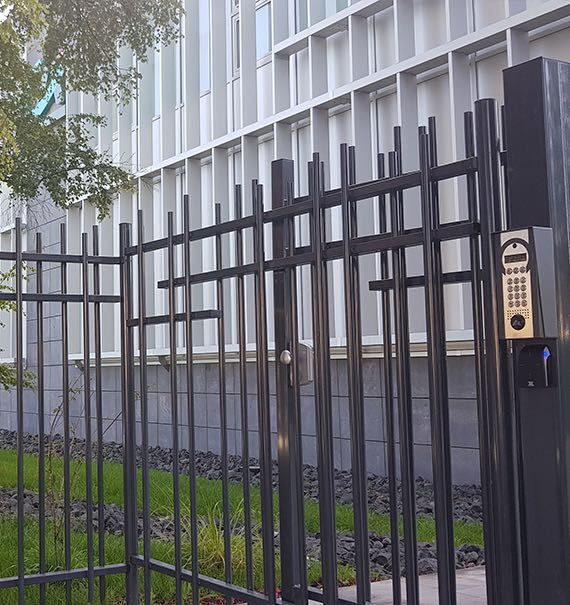 Clôture barreaudée moderne