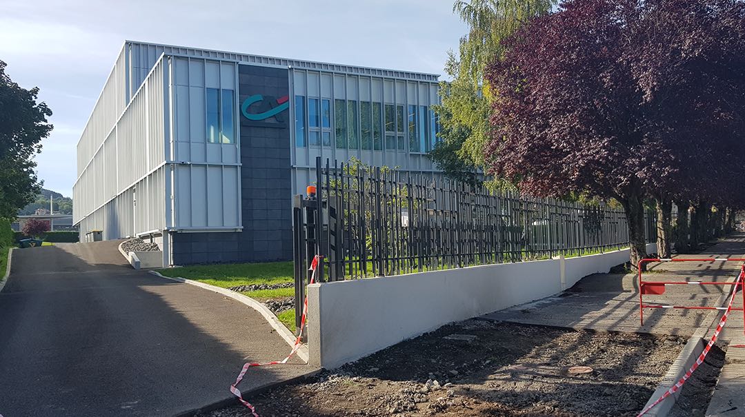 Clôture barreaudée moderne