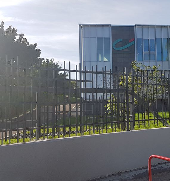 Clôture barreaudée moderne