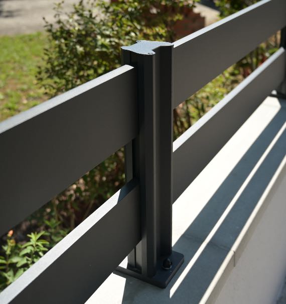 Clôture aluminium ajourée sur muret