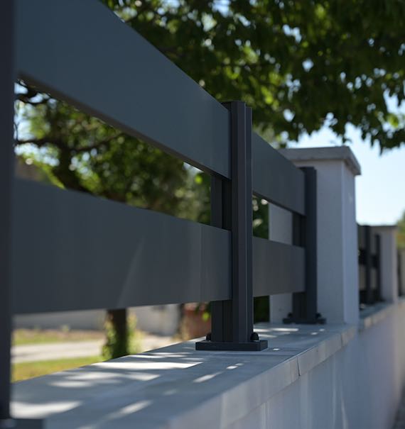 Clôture aluminium ajourée sur muret