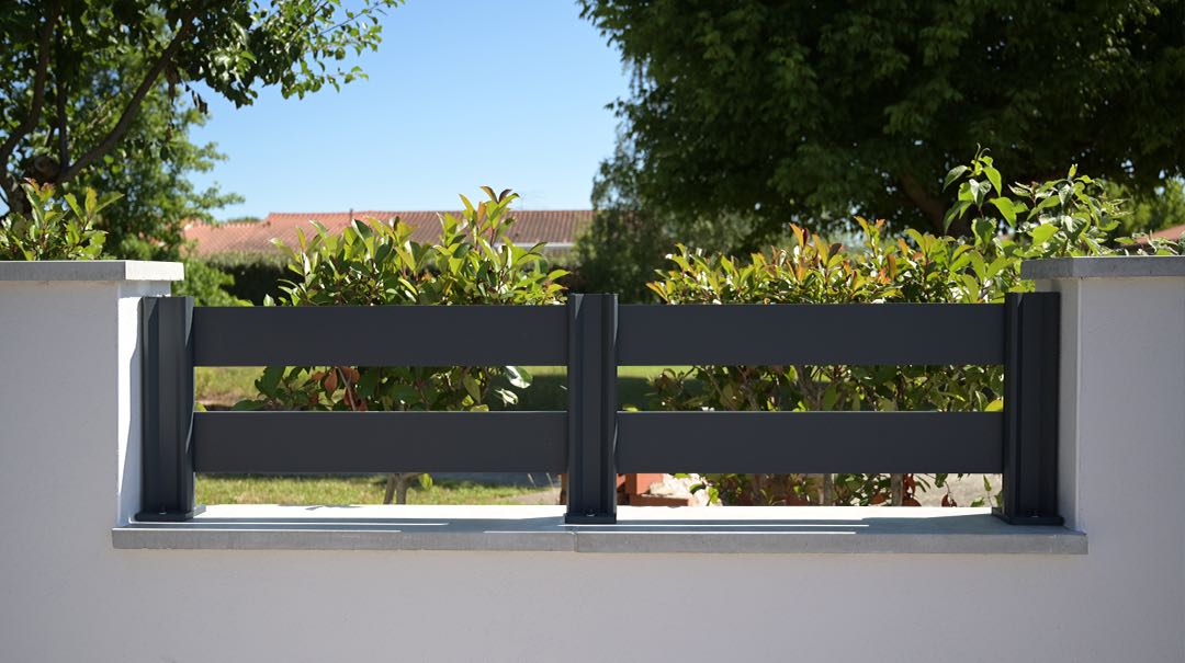 Clôture aluminium ajourée sur muret