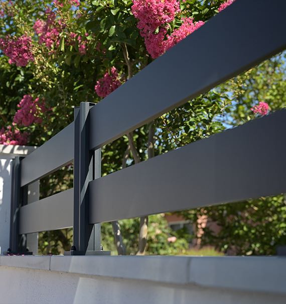 Clôture aluminium ajourée sur muret