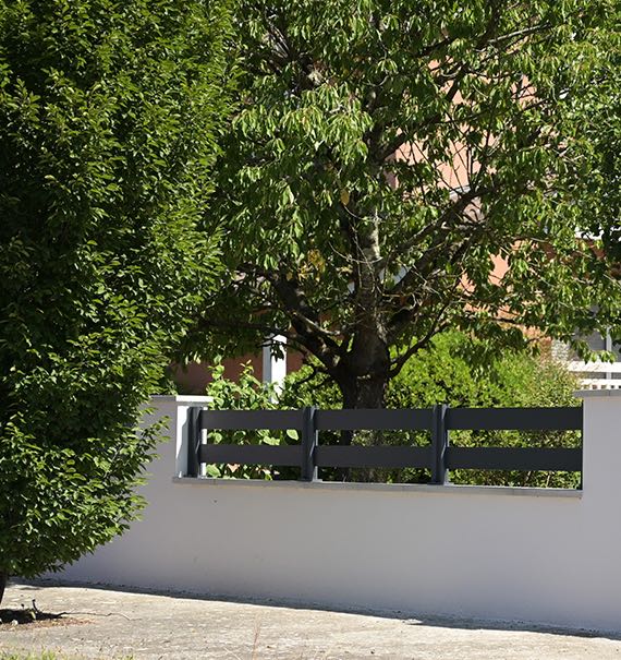 Clôture aluminium ajourée sur muret