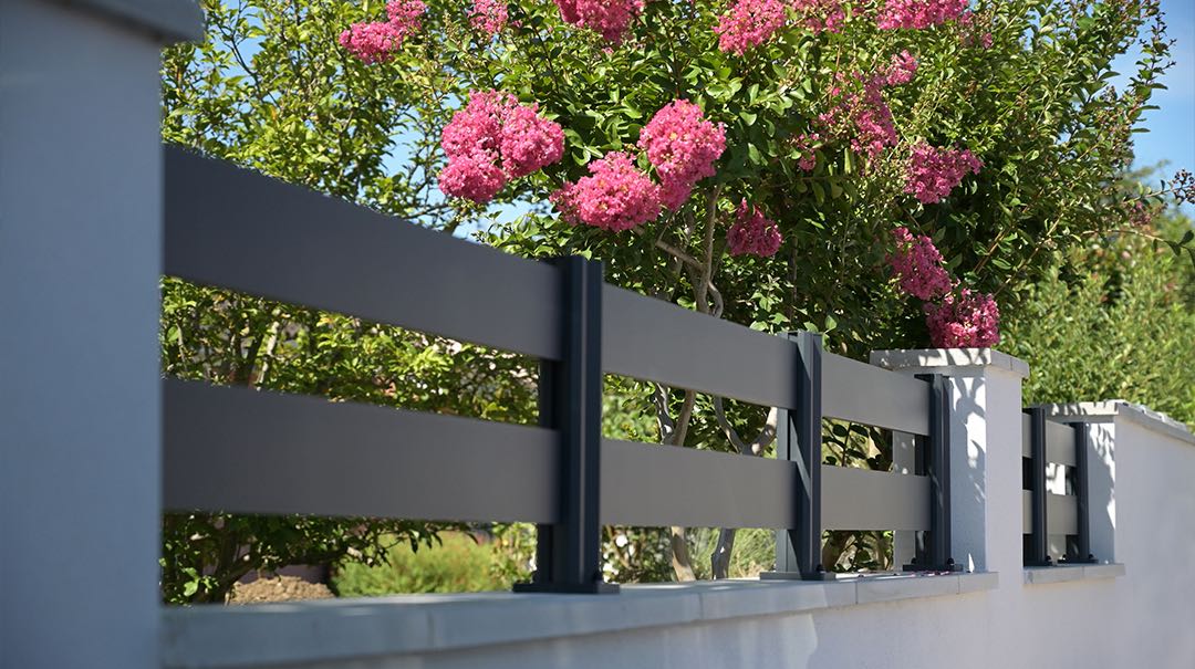 Clôture aluminium ajourée sur muret