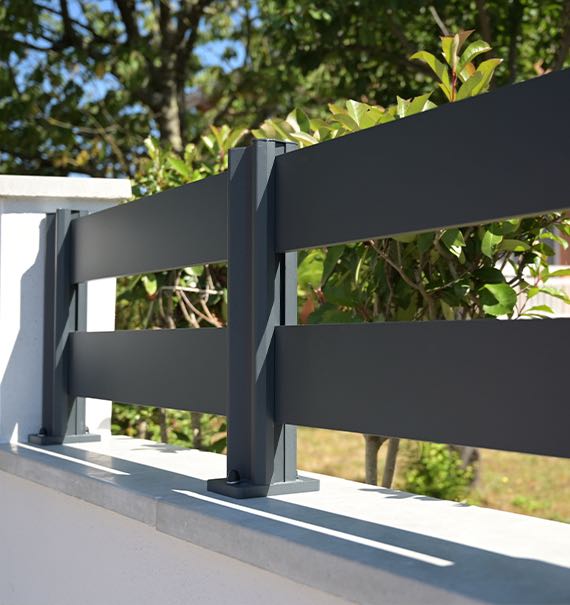 Clôture aluminium ajourée sur muret