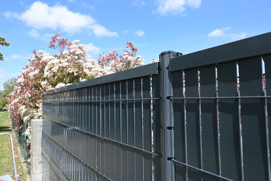 Brise-vue aluminium pour panneaux rigides