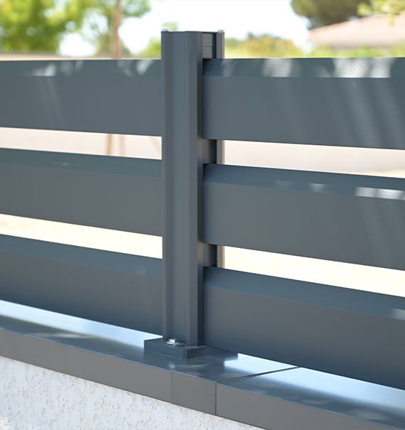 Clôture persienne aluminium sur muret