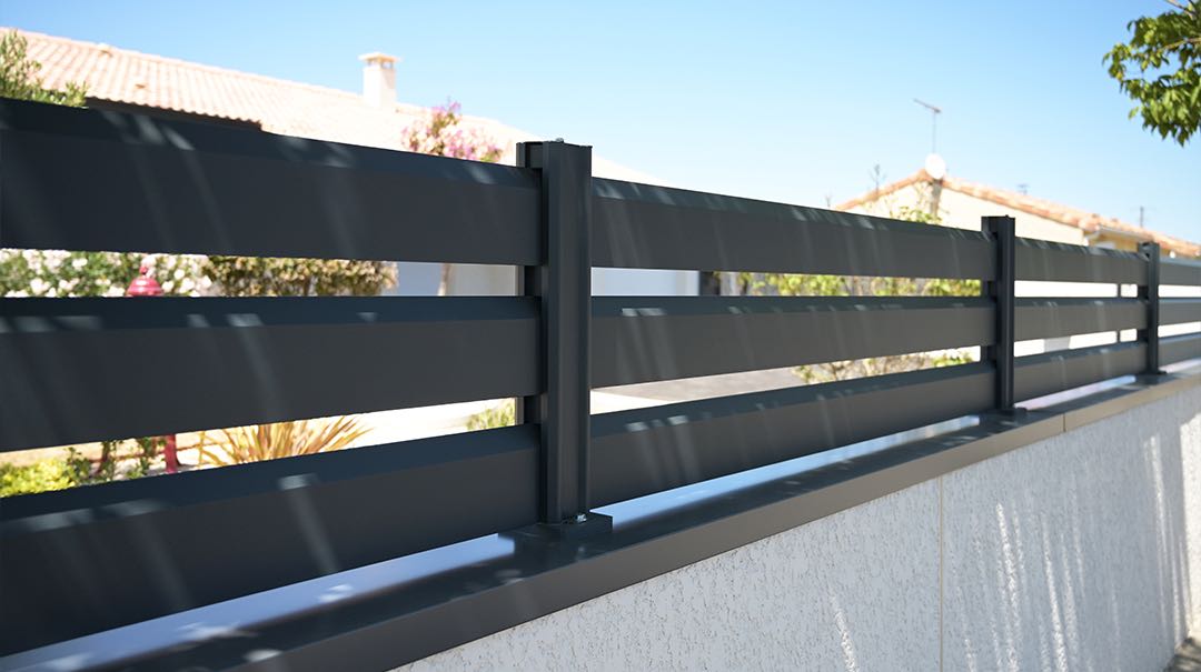 Clôture persienne aluminium sur muret