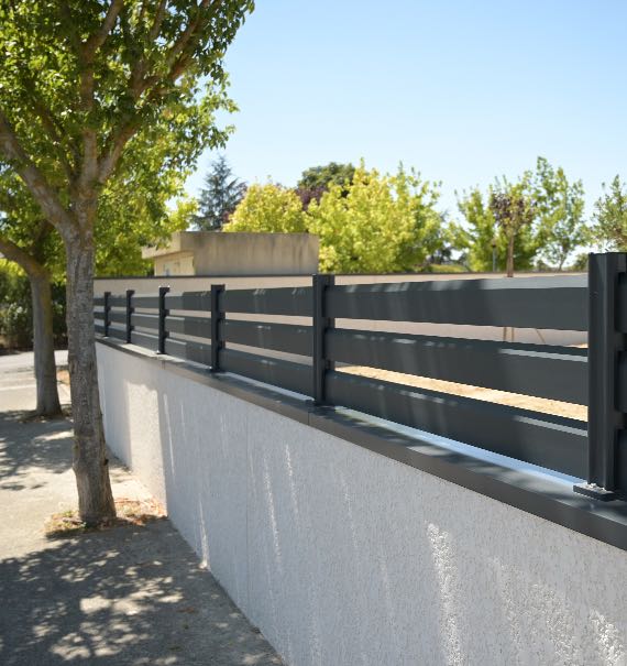 Clôture persienne aluminium sur muret