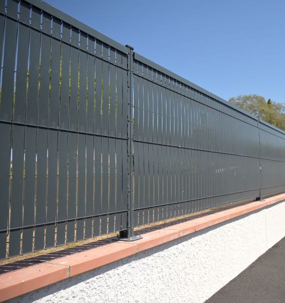 Brise-vue aluminium pour panneaux rigides