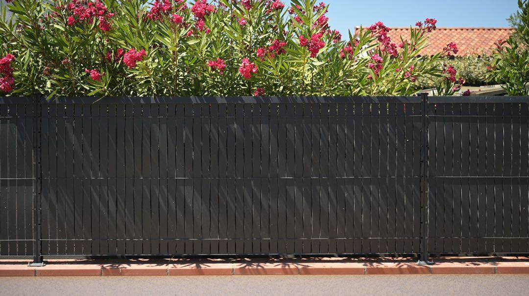 Brise-vue aluminium pour panneaux rigides